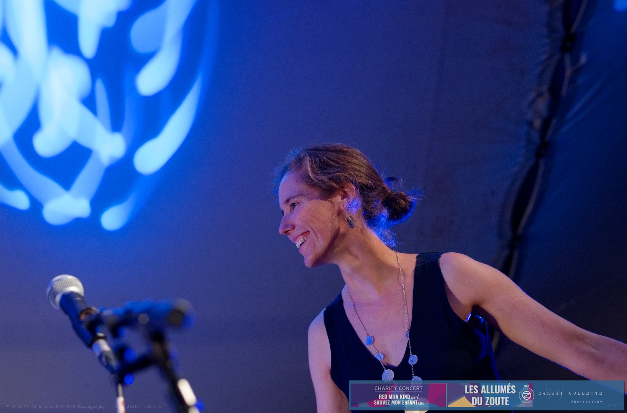 Charline, chanteuse de Blue Roch's, sur scène sous lumière bleue