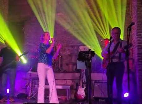 Blue Roch's en band complet sur scène lors d'un concert caritatif