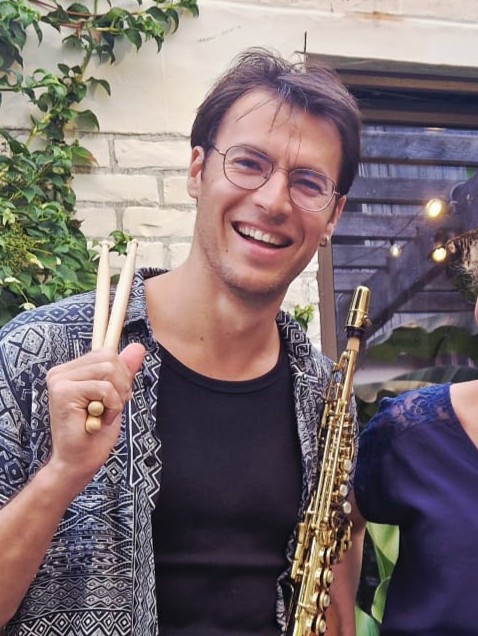 Julien, batteur, saxophoniste et flûtiste de Blue Roch's