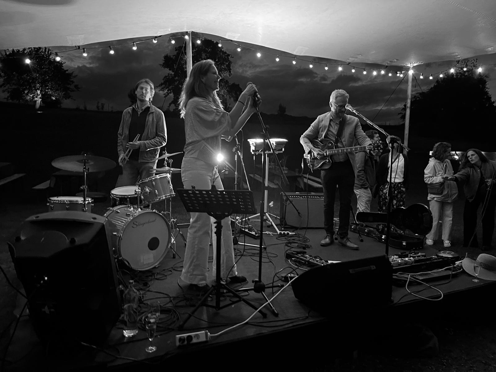 Blue Roch's en concert live sous chapiteau, groupe de reprises pop-rock